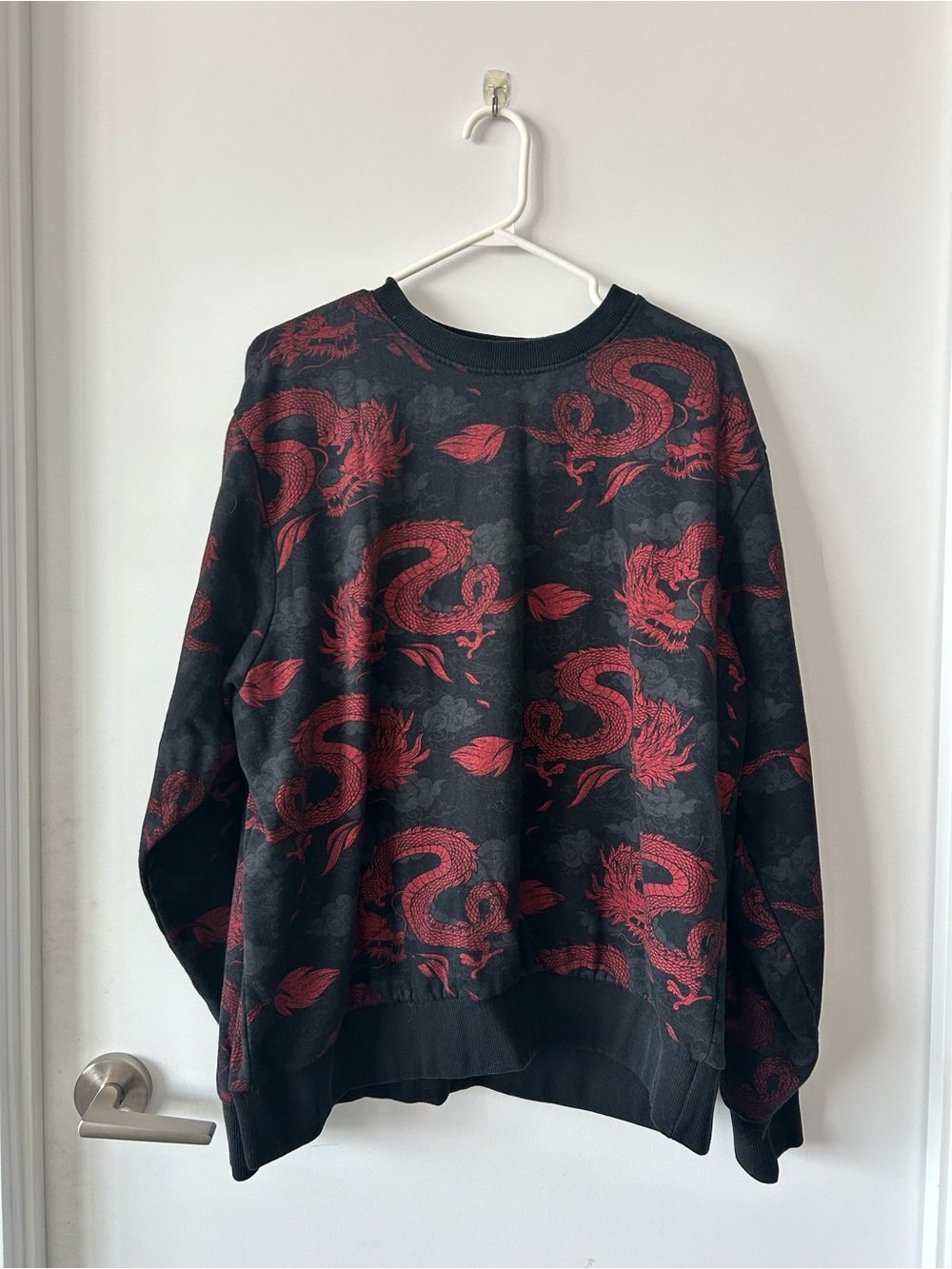 🐲 Black Sweatshirt with Dragon Print 🐲